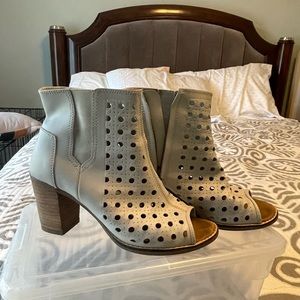 Toms Peep Toe Bootie (perforated) Majorca